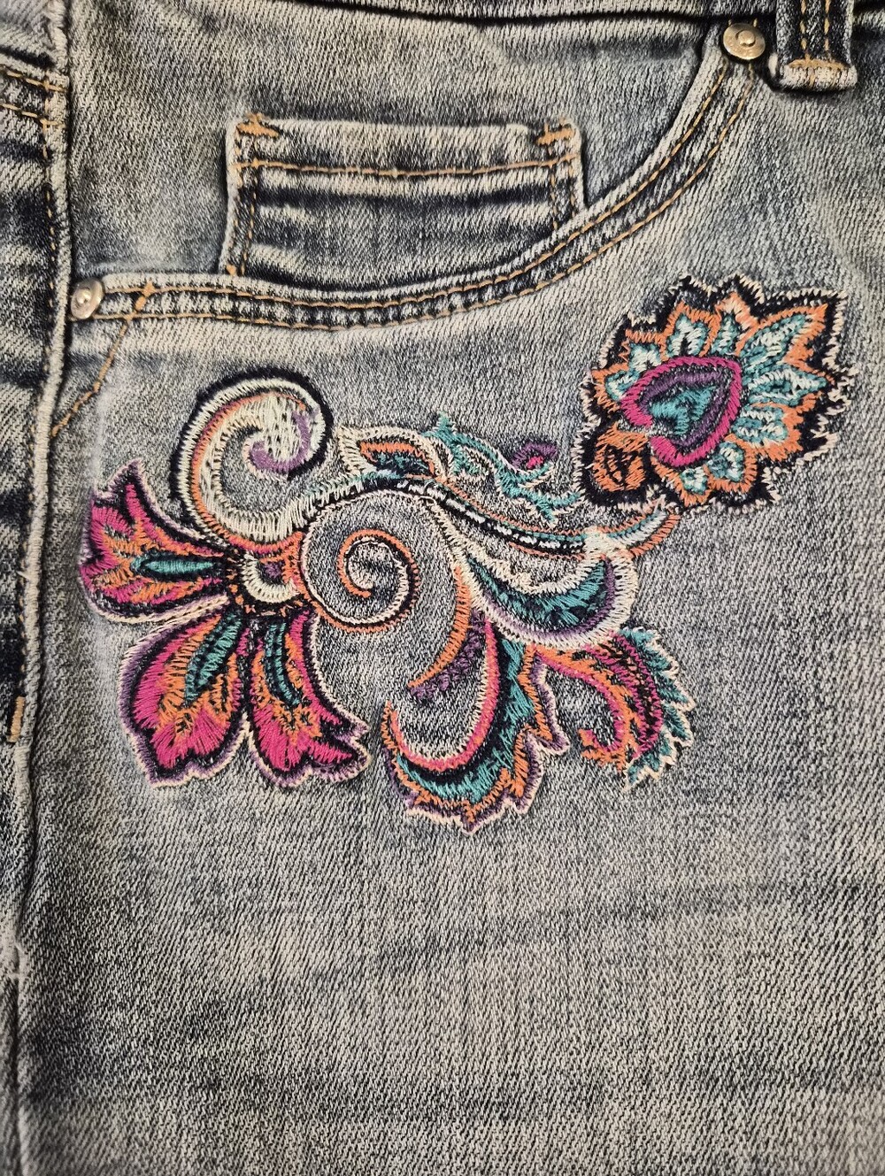 Chico's Flora Embroidered 'The Platinum Crop' Jeans - Size 12 (Chicos Size 2) - Picture 10 of 12